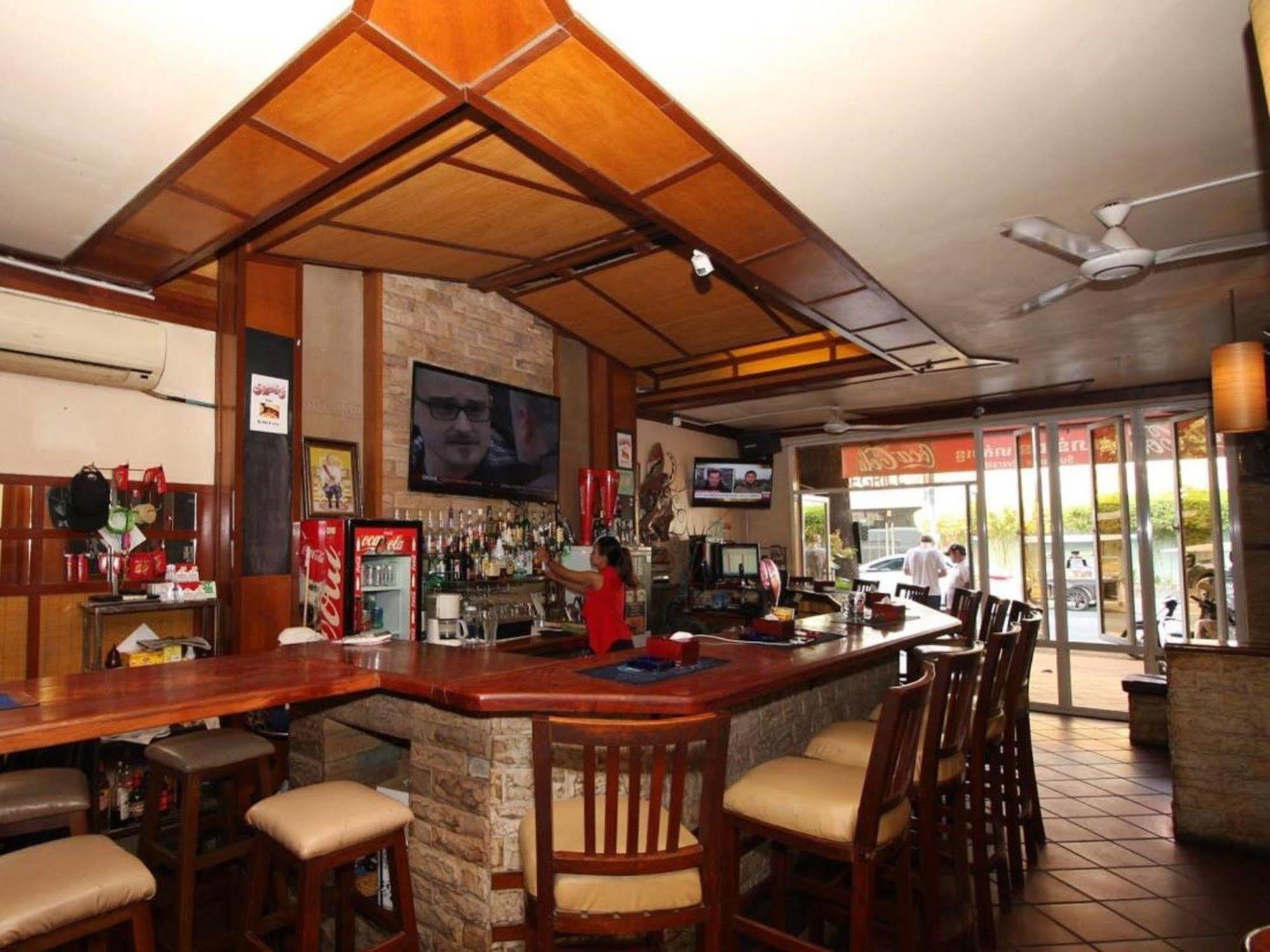 Bar Oz Riverside Guesthouse Пном Пен Екстериор снимка